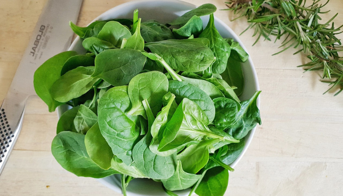 Leafy greens to repair gut health